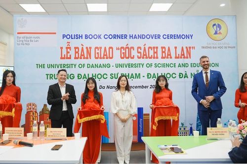 Đại sứ quán Cộng hòa Ba Lan trao tặng 'Góc sách Ba Lan' cho Trường Đại học Sư phạm Đà Nẵng