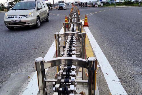 Hàng rào di động tại nút giao thông đầu cầu phía Bắc cầu Hòa Xuân sẽ được điều chỉnh đóng hàng rào như thế nào?