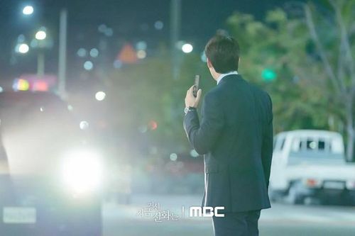 Chae Soo Bin liệu có cứu được Yoo Yeon Seok khỏi chiếc xe đang chạy quá tốc độ trong 'When The Phone Rings'?