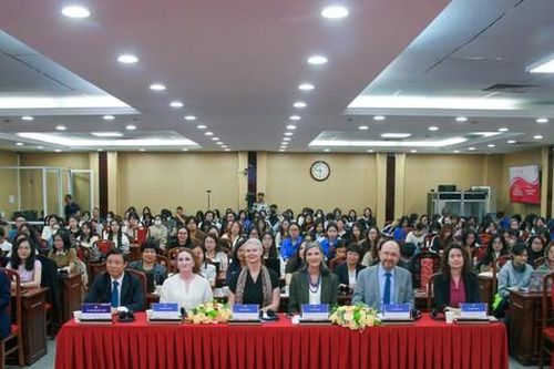 Để ngòi bút là 'liều thuốc' chữa lành tổn thương tâm lý