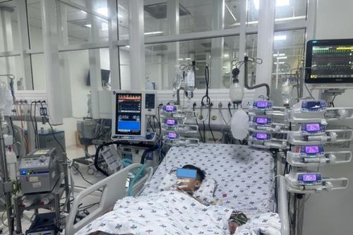 Cứu sống bé trai 6 tuổi bị viêm cơ tim tối cấp