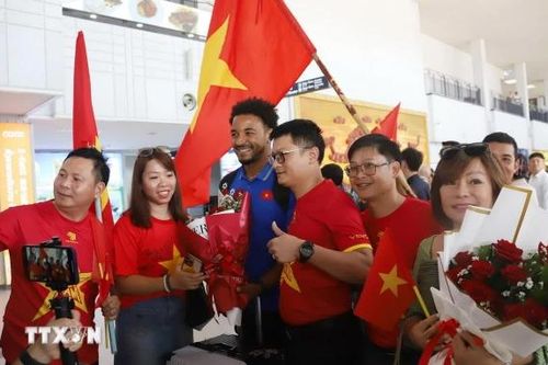 Cổ động viên Việt Nam tại Lào chào đón thầy và trò Đội tuyển bóng đá quốc gia Việt Nam