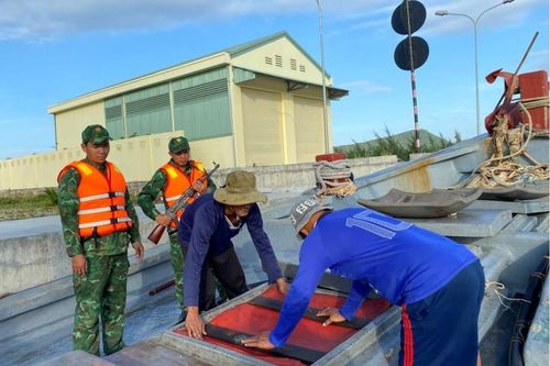 Bắt tàu chở khoảng 70.000 lít dầu DO không có giấy tờ hợp pháp