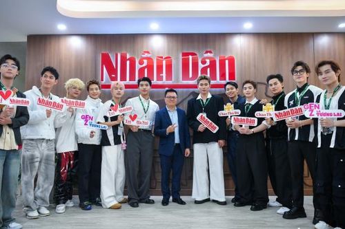 Các nghệ sĩ chương trình 'Anh trai say hi' thăm Báo Nhân Dân