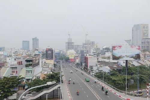 TPHCM sương trắng mù mịt, ô nhiễm do bụi mịn ở mức rất cao