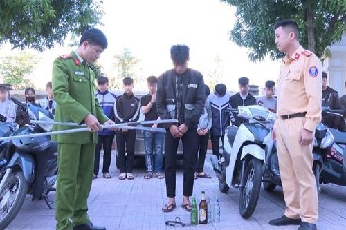 Triệu tập nhóm đối tượng mang dao, kiếm, vỏ chai hỗn chiến giữa phố