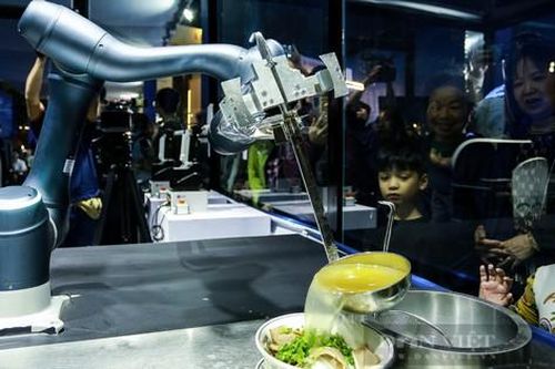 Người Hà Nội tiếp tục được trải nghiệm 'Robot nấu phở' tại phố cổ Hà Nội