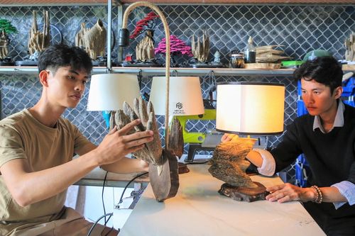 Đôi bạn thân ở Quảng Nam chế tác đèn ngủ độc lạ, tỏa mùi thơm, giúp ngủ ngon