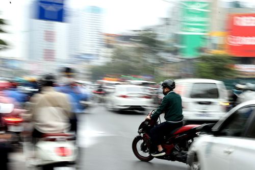 Dỡ barie ngõ nhỏ, người đi xe máy 'cắt' ngang dòng phương tiện để lên cầu vượt