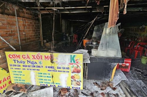 Cháy rụi quán cơm ở TPHCM, 2 người bị ngạt khói phải nhập viện