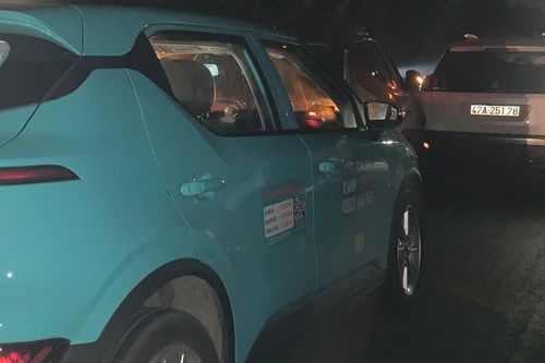 Người đàn ông bị văng lên nắp capo sau tai nạn liên hoàn