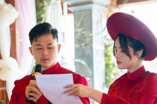 Ca sĩ Thái Trinh diện áo dài, rạng rỡ trong lễ hằng thuận