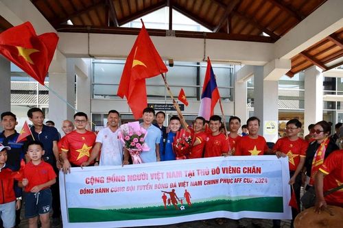Đội tuyển Việt Nam được chào đón nồng nhiệt tại nước bạn Lào