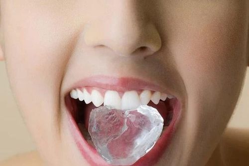 Hệ lụy sức khỏe khôn lường từ thói quen nhai đá lạnh