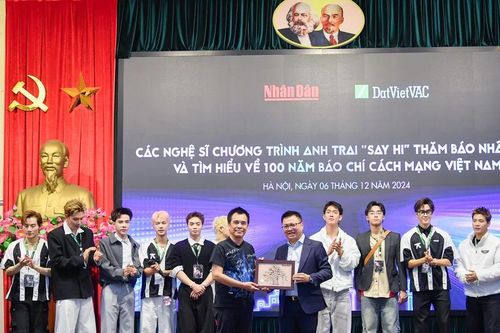 Dàn 'anh trai say hi' hào hứng tìm hiểu về lịch sử báo chí Việt Nam