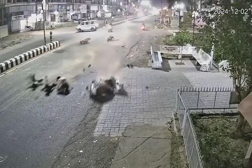Hai xe máy đâm nhau kinh hoàng khiến 3 người văng xa 3 mét