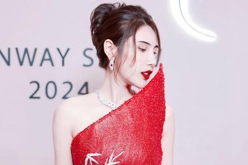 Ca sĩ Thủy Tiên bị 'tấn công'