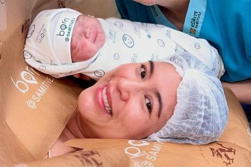 Nữ diễn viên đình đám thông báo hạ sinh Rồng con ở tuổi U50, được chồng trẻ quấn quýt không rời