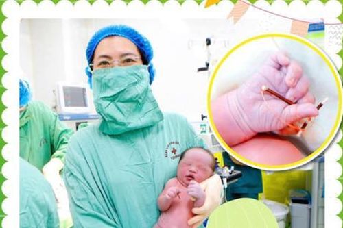 Bé trai 3,8kg chào đời khỏe mạnh, tay cầm vòng tránh thai trả mẹ
