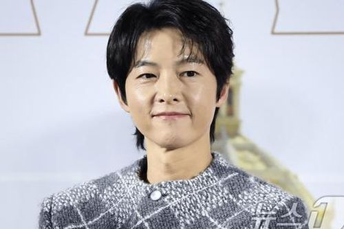 Song Joong Ki lộ diện sau khi có con gái, visual ông bố hai con gây tò mò
