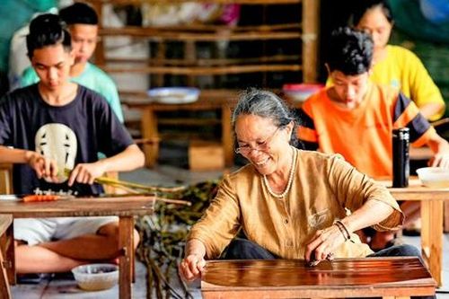 Phụ nữ cao tuổi góp sức dựng xây đất nước