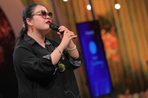 Cô gái khiếm thị tự thắp sáng cuộc đời mình bằng âm nhạc và tình yêu thương