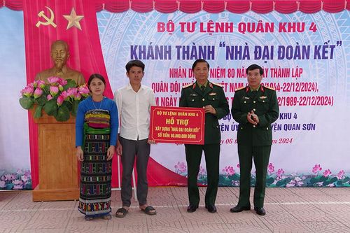 Bộ Tư lệnh Quân khu 4 trao 'Nhà Đại đoàn kết' tại huyện Quan Sơn
