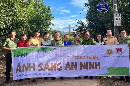 Trao gửi yêu thương đến trẻ em ở làng tái định cư