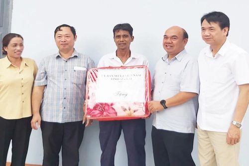 Bàn giao 5 căn nhà 'Đại đoàn kết' cho hộ nghèo tại Ayun Pa