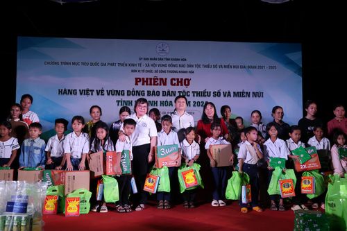 Khai mạc Phiên chợ hàng Việt tại Khánh Vĩnh