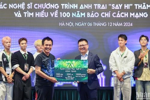 Dàn nghệ sĩ 'Anh trai say hi' khuấy động không khí tại Báo Nhân Dân