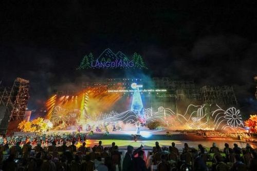 Khán giả mãn nhãn, ấn tượng với chương trình khai mạc Festival Hoa Đà Lạt 2024