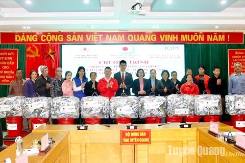 Tổ chức di cư Quốc tế - IOM Việt Nam cấp phát 1.000 thùng hàng gia đình cho người dân Tuyên Quang