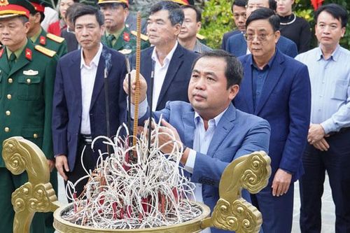 Đoàn công tác tỉnh Hải Dương tưởng niệm Chủ tịch Hồ Chí Minh tại ATK Định Hóa
