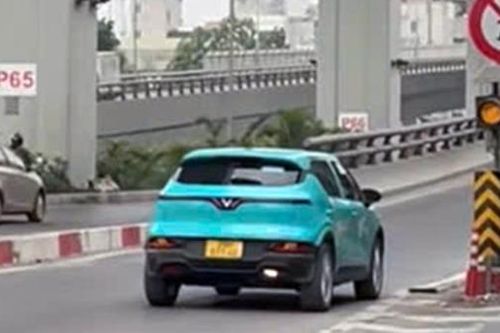 Hà Nội: Tài xế taxi đi lùi tại Vành đai 2 trên cao biện minh do nhầm đường