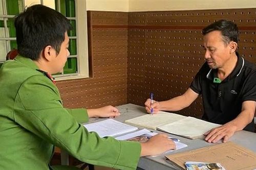 Công an bất thần xuất hiện, tóm gọn nhóm vàng tặc trong hẻm núi