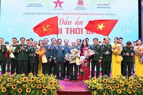Trao giải Cuộc thi viết 'Những tấm gương bình dị mà cao quý' lần thứ 15