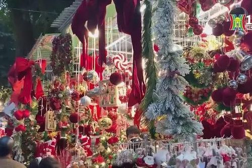 Phố Hàng Mã rực rỡ đón Giáng sinh