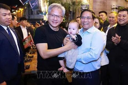 Thủ tướng Phạm Minh Chính cùng CEO NVIDIA dạo phố cổ Hà Nội