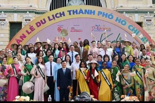 TP.HCM sôi động mùa lễ hội
