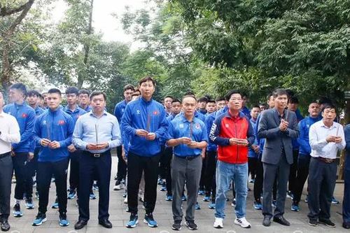 Đội tuyển Việt Nam dâng hương tưởng niệm các Vua Hùng