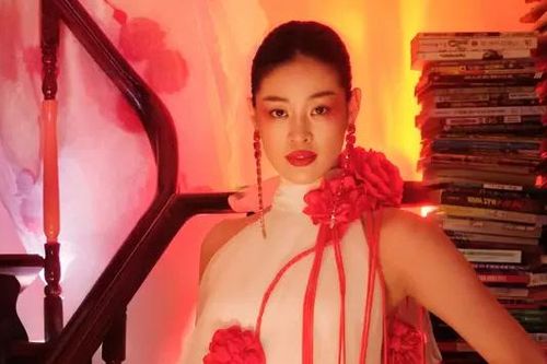 Khánh Vân khoe sắc trong trang phục của Vũ Ngọc và Son