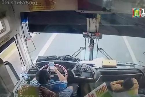 Xử phạt tài xế xe khách dùng điện thoại khi lái xe