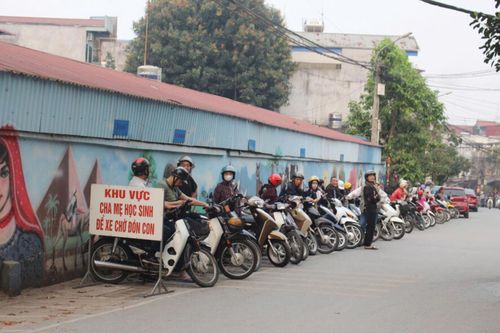 Cổng trường an toàn giao thông