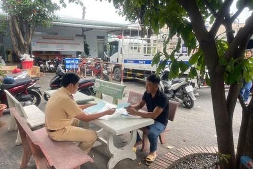Công an TP.Thủ Đức phạt tài xế xe ben chở bùn rơi vãi trên đường