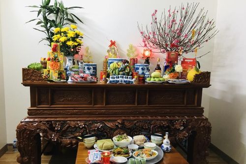 Vì sao cần dâng nước, thay nước khi thắp hương?