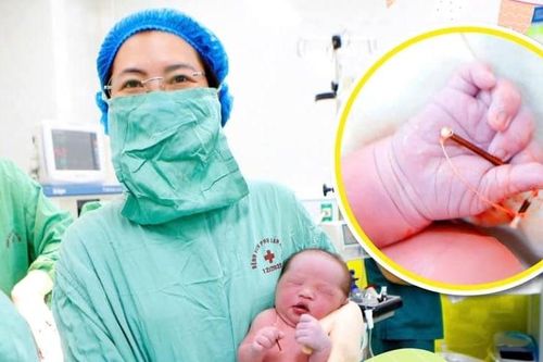 Bé trai chào đời cùng vòng tránh thai của mẹ