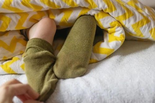 Nghiên cứu giúp bạn trả lời cho câu hỏi 'Đi ngủ có nên mang tất'