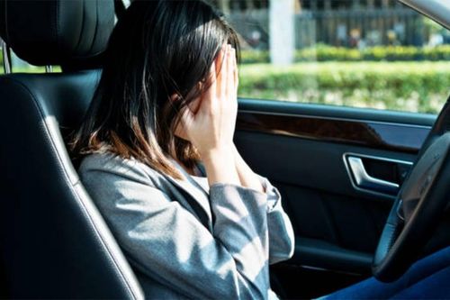 Cả xóm mừng khi vợ tôi bán ô tô