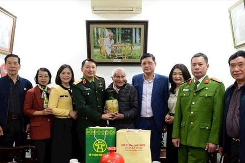 Tư lệnh Bộ Tư lệnh Thủ đô Hà Nội thăm, tặng quà các tướng lĩnh quân đội